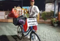 Foto: Kamandani Tukang Kopi Keliling di Tangerang Memakai Seragam SD/doc.igor.