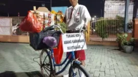 Foto: Kamandani Tukang Kopi Keliling di Tangerang Memakai Seragam SD/doc.igor.