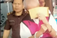 Foto : Foto: Kejati Banten serahkan eks Kepala Administrasi Kredit Bank Banten DWS dan barang bukti ke Kejari Serang untuk disidangkan. Rabu(3/5/).doc.kejatibanten.