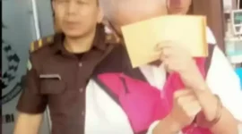 Foto : Foto: Kejati Banten serahkan eks Kepala Administrasi Kredit Bank Banten DWS dan barang bukti ke Kejari Serang untuk disidangkan. Rabu(3/5/).doc.kejatibanten.