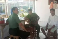 Poto : Kapten Inf Subagyo bersama masyarakat Cileles