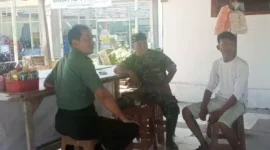 Poto : Kapten Inf Subagyo bersama masyarakat Cileles