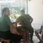 Poto : Kapten Inf Subagyo bersama masyarakat Cileles