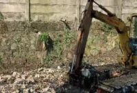 Keterangan Foto: Aktivitas Alat Berat Saat Melakukan Normalisasi.