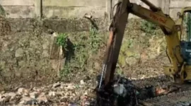 Keterangan Foto: Aktivitas Alat Berat Saat Melakukan Normalisasi.