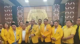 Keterangan Foto: Dipimpin A.Zaki Iskandar (Bang Zaki-red) Ketua DPD Partai Golkar DKI Jakarta telah mendaftarkan 106 Bacaleg DPRD DKI Jakarta ke KPUD DKI Jakarta. Minggu (14/5).