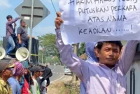 Keterangan Foto: Sempat Ricuh, FAMTU Unjuk Rasa Ketiga Kalinya di Pengadilan Tinggi Banten, Selasa (16/5).