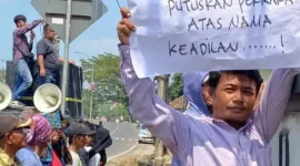 Keterangan Foto: Sempat Ricuh, FAMTU Unjuk Rasa Ketiga Kalinya di Pengadilan Tinggi Banten, Selasa (16/5).