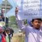 Keterangan Foto: Sempat Ricuh, FAMTU Unjuk Rasa Ketiga Kalinya di Pengadilan Tinggi Banten, Selasa (16/5).