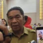 Keterangan Foto: Wawancara doorstop Al Muktabar seusai mengikuti Rapat Koordinasi Pengendalian Inflasi Daerah secara virtual di Ruang Rapat Gubernur, KP3B, Curug, Kota Serang. Senin, (15/05/2023).