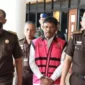 Keterangan Foto : Jhonny plate Menkominfo usai diperiksa mengenakan rompi khas Kejagung dan tangan terborgol.