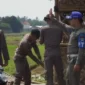 Foto : Satpol PP Kabupaten Tangerang Tertibkan Bangunan Liar yang Berdiri di Badan Jalan raya Kecamatan Sepatan Timur. Rabu (17/5).