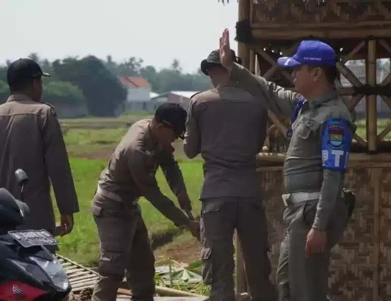 Satpol PP Tertibkan Bangunan Liar Diatas Badan Jalan Sepatan Timur I Teras Media