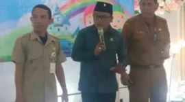 Keterangan Foto: Ketua DPRD Kabupaten Tangerang saat isi acara Wisada & Pelepasan PAUD Kecamatan Kosambi Peserta Didik Tahun Pelajaran 2022/2023 di Rumah Makan Saung Ibu Teluknaga, Selasa 30 Mei 2023.