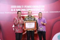 Keterangan Foto: Bupati Tangerang A.Zaki Iskandar Terima Penghargaan dari Menkumham.
