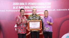Keterangan Foto: Bupati Tangerang A.Zaki Iskandar Terima Penghargaan dari Menkumham. 