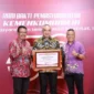 Keterangan Foto: Bupati Tangerang A.Zaki Iskandar Terima Penghargaan dari Menkumham. 