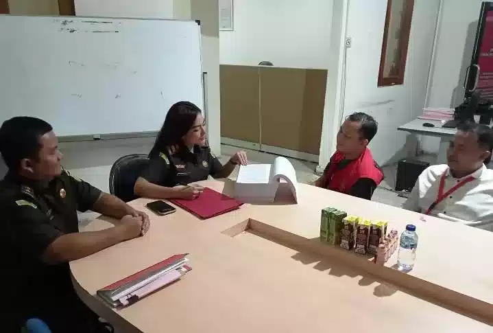 Foto : Kejati Banten Menyerahkan Tersangka Dan BB Tahap Ke 2 Perkara Tipikor Bank Himbara Cabang Tangerang