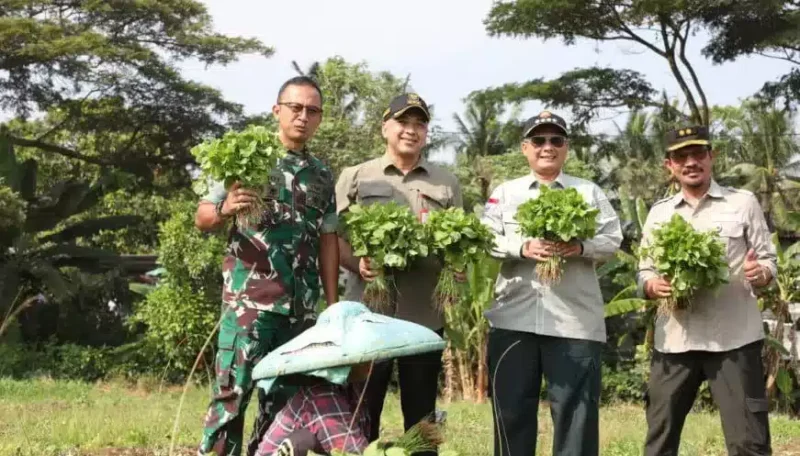 Foto: Bupati Zaki Dampingi Wamentan RI Kunjungi PUSKAGRO dan PT. TUM