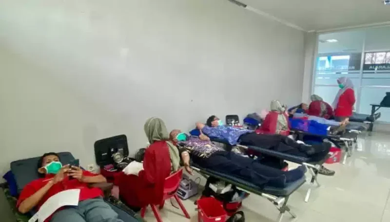 Foto: kegiatan sosial Donor Darah dalam rangka memperingati Hari Bakti Dokter Indonesia. Kamis (15/06/2023).