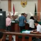 Keterangan foto : Viral di media sosial tentang adanya pendampingan kasus dari istri seorang hakim yang bertugas di sebuah Pengadilan Negeri (PN) Sulawesi Tengah (Sulteng) saat mengikuti sidang Praperadilan di dalam ruang PN Denpasar Bali, Rabu (14/6/2023)