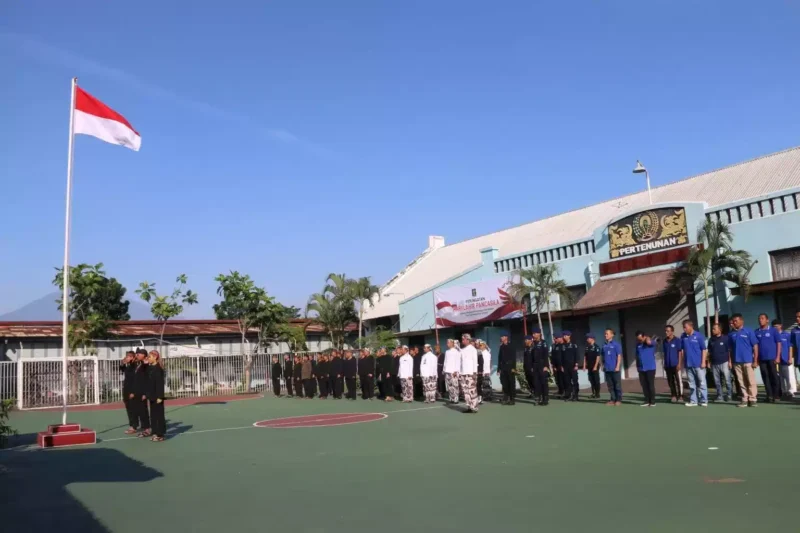 Lapas Cirebon menggelar upacara memperingati Hari Lahir Pancasila dengan tema “GOTONG ROYONG MEMBANGUN PERADABAN DAN PERTUMBUHAN GLOBAL”, (Kamis, 1/6/2023) 