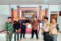 Keterangan Foto : Bhabinkamtibmas Brigadir M.Tofik Hidayat Sebelah Kanan Memonitoring Rapat Terbuka Disa Citorek, (Jum'at, 2/6/2023)