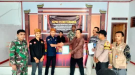 Keterangan Foto : Bhabinkamtibmas Brigadir M.Tofik Hidayat Sebelah Kanan Memonitoring Rapat Terbuka Disa Citorek, (Jum'at, 2/6/2023) 
