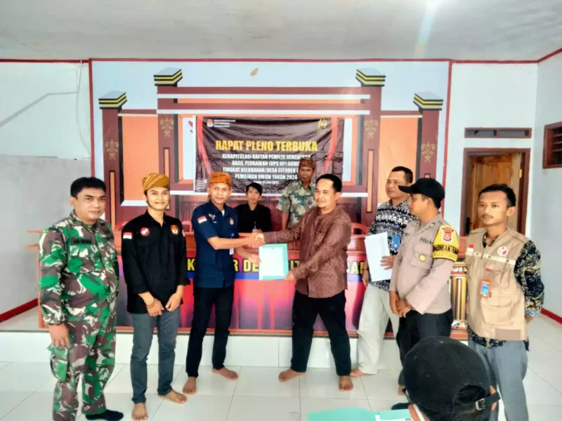 Keterangan Foto : Bhabinkamtibmas Brigadir M.Tofik Hidayat Sebelah Kanan Memonitoring Rapat Terbuka Disa Citorek, (Jum'at, 2/6/2023) 