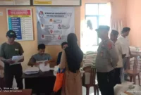 Keterangan foto : Bhabinkamtibmas Polsek Bojongmanik Laksanakan Monitoring Pengamanan Bantuan Sembako Dari BPN, (Jum'at, 2/6/2023)