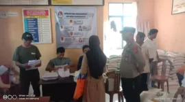 Keterangan foto : Bhabinkamtibmas Polsek Bojongmanik Laksanakan Monitoring Pengamanan Bantuan Sembako Dari BPN, (Jum'at, 2/6/2023) 