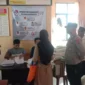 Keterangan foto : Bhabinkamtibmas Polsek Bojongmanik Laksanakan Monitoring Pengamanan Bantuan Sembako Dari BPN, (Jum'at, 2/6/2023) 