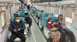 Keterangan foto : PT Kereta Api Indonesia (Persero) resmi meluncurkan perjalanan kereta api terjauh yakni KA Pandalungan tujuan Jember yang berangkat dari Stasiun Gambir di area Daop 1 Jakarta.