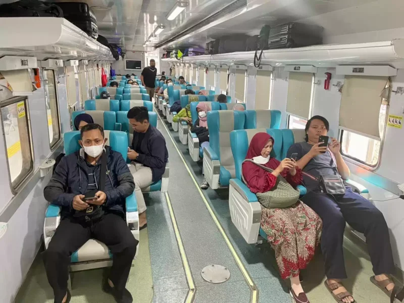 Keterangan foto : PT Kereta Api Indonesia (Persero) resmi meluncurkan perjalanan kereta api terjauh yakni KA Pandalungan tujuan Jember yang berangkat dari Stasiun Gambir di area Daop 1 Jakarta.