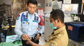 Keterangan foto : Petugas Lapas Cirebon Periksa Barang Bawaan Pegawai Guna Pengamanan Extra Di Pintu Masuk Utama, (Selasa, 6/6/2023) 