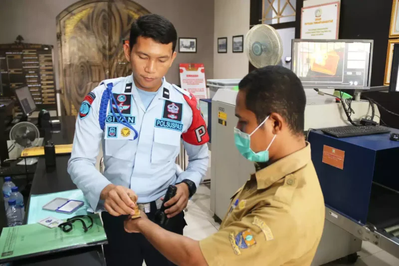 Keterangan foto : Petugas Lapas Cirebon Periksa Barang Bawaan Pegawai Guna Pengamanan Extra Di Pintu Masuk Utama, (Selasa, 6/6/2023) 