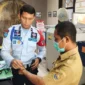 Keterangan foto : Petugas Lapas Cirebon Periksa Barang Bawaan Pegawai Guna Pengamanan Extra Di Pintu Masuk Utama, (Selasa, 6/6/2023) 