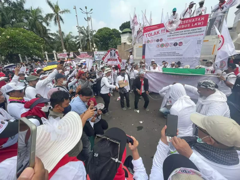 Foto: Aksi Damai Berbagai Cabang Daerah IDI Minta RUU Kesehatan Distop.