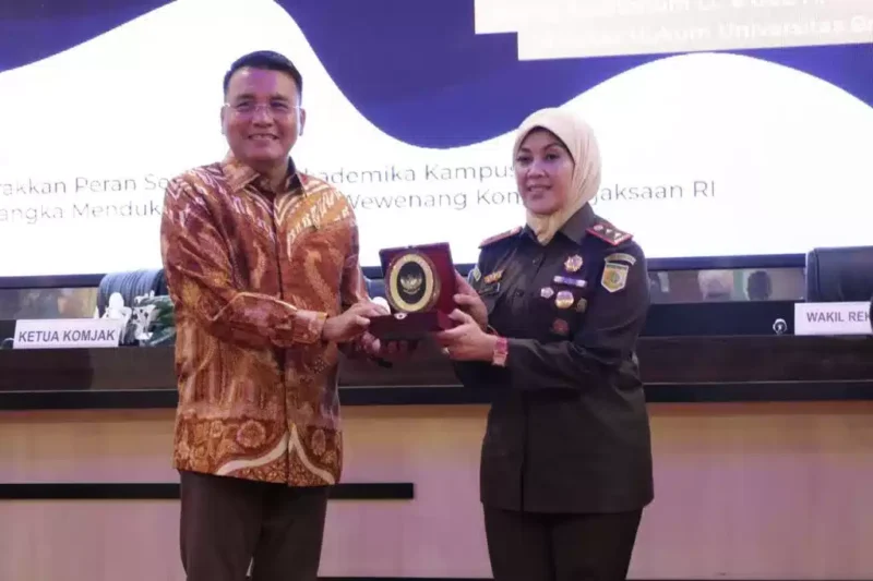 Keterangan foto : penandatangan MoU, diadakan acara Focus Group Discussion dengan tema “Menggerakan Peran Serta Civitas Akademika Kampus Dalam Rangka Mendukung Tugas dan Fungsu Kejaksaan RI, Rabu (7/6/2023)