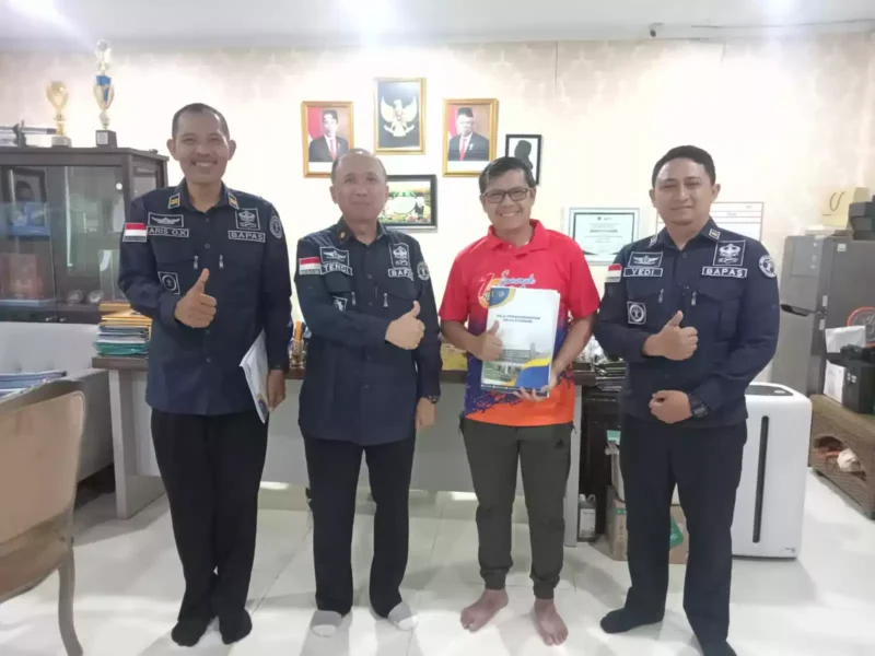 Keterangan foto : Kepala Balai Pemasyarakatan Kelas II Subang , Tendi Kustendi, didampingi oleh Kaur TU, Yedi Widya Permana, dan Kasubsi BKD, Aris Oktapiaris, melakukan kunjungan ke Rumah Dinas Wakil Bupati Kabupaten Subang, Sabtu (10/6/2023)