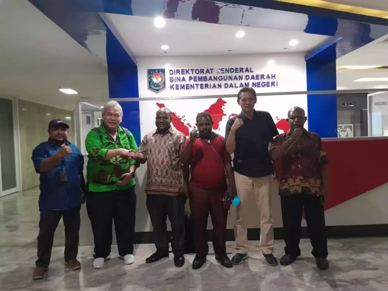 Keterangan Poto: Ketua komisi A DPRD kabupaten Dogiyai Yusak Ernes Tebai,S PD, M,AP dan di dampingi oleh Anggota DPRD komisi A ,Alex Goo,