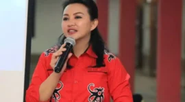 Keterangan foto : Bupati Landak Periode 2017-2022, Karolin Margret Natasa meminta Panglima TNI untuk mengusut tuntas kasus penusukan DPT, warga Kecamatan Jleimpo Kabupaten Landak yang ditusuk oleh oknum anggota TNI di trotoar Jalan Kramat Raya, Senen, Jakarta pada Kamis (8/6/2023)