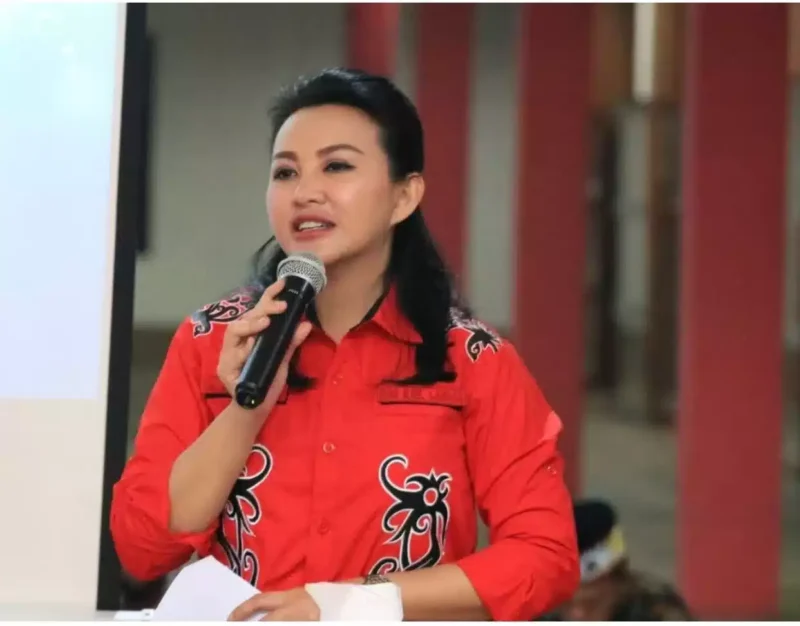 Keterangan foto : Bupati Landak Periode 2017-2022, Karolin Margret Natasa meminta Panglima TNI untuk mengusut tuntas kasus penusukan DPT, warga Kecamatan Jleimpo Kabupaten Landak yang ditusuk oleh oknum anggota TNI di trotoar Jalan Kramat Raya, Senen, Jakarta pada Kamis (8/6/2023)