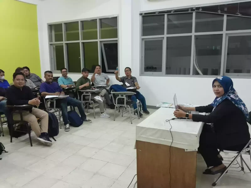 Keterangan foto : Kepala Program Studi Fakultas Hukum Universitas Jakarta (Kaprodi), Retno Untari, dalam perkuliahan tatap muka aktif, di kelas Fakultas Hukum Universitas Jakarta (UNIJA), Jalan Pulomas, Jakarta Timur, baru-baru ini, Sabtu (9/6/2023)