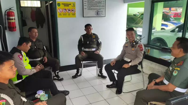 Keterangan foto : Polres Lebak melalui Satuan Lalu Lintas (Satlantas) mengunjungi Sub Detasemen Polisi Militer III/4-1 Lebak, Senin (12/6/2023)