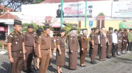 Keterangan foto : Kepala Seksi Intelijennya Eko Budisusanto mengatakan bahwa seluruh pegawai harus menjada kedisiplinan kinerja agar dapat mempertahankan kerja keras, Senin (12/6/2023)