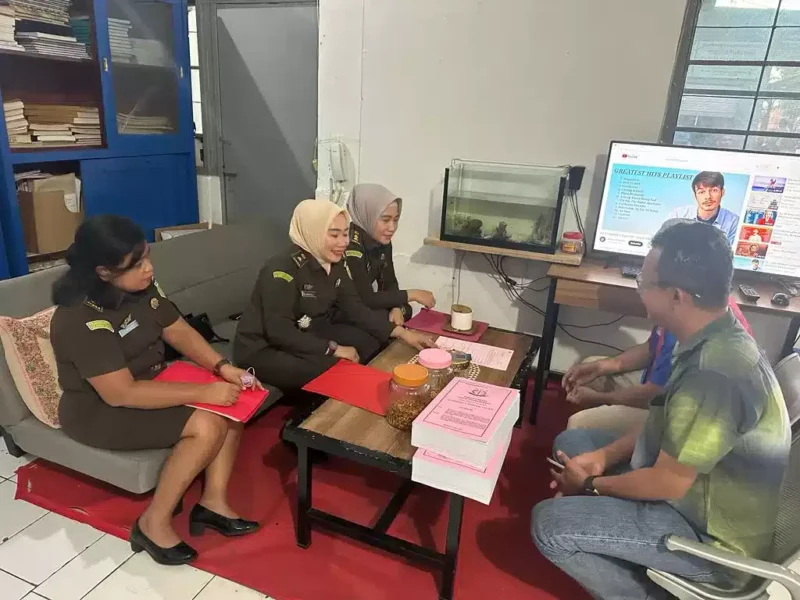 Keterangan foto : Tim Jaksa Penyidik Pidana Khusus Kejaksaan Tinggi (Pidsus Kejati) Sulsel melaksanakan kegiatan penyerahan tersangka dan barang bukti, Rabu (14/6/2023)