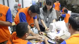 Keterangan foto : Warga binaan lapas Cirebon laksanakan pelatihan menjahit, (Kamis, 15/6/2023) 