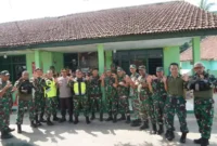 Keterangan foto : Danrem 064/MY Monitoring Wilayah Kodim 0601/Pandeglang Menggunakan Sepeda motor roda dua, (Sabtu, 17/6/2023)