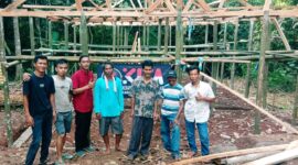 Keterangan Poto: Pengurus Kerapatan Indonesia Tanah air bersama warga sedang mendirikan Sanggar pelatihan warga.